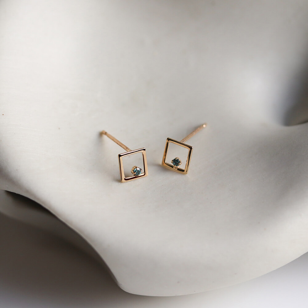 ブルーダイヤモンド スクエア ピアス | K10YG