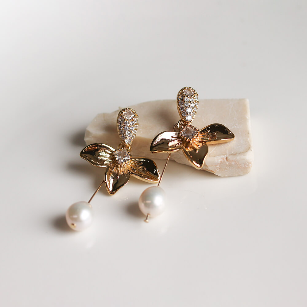 クリスタル / パール フラワー ピアス