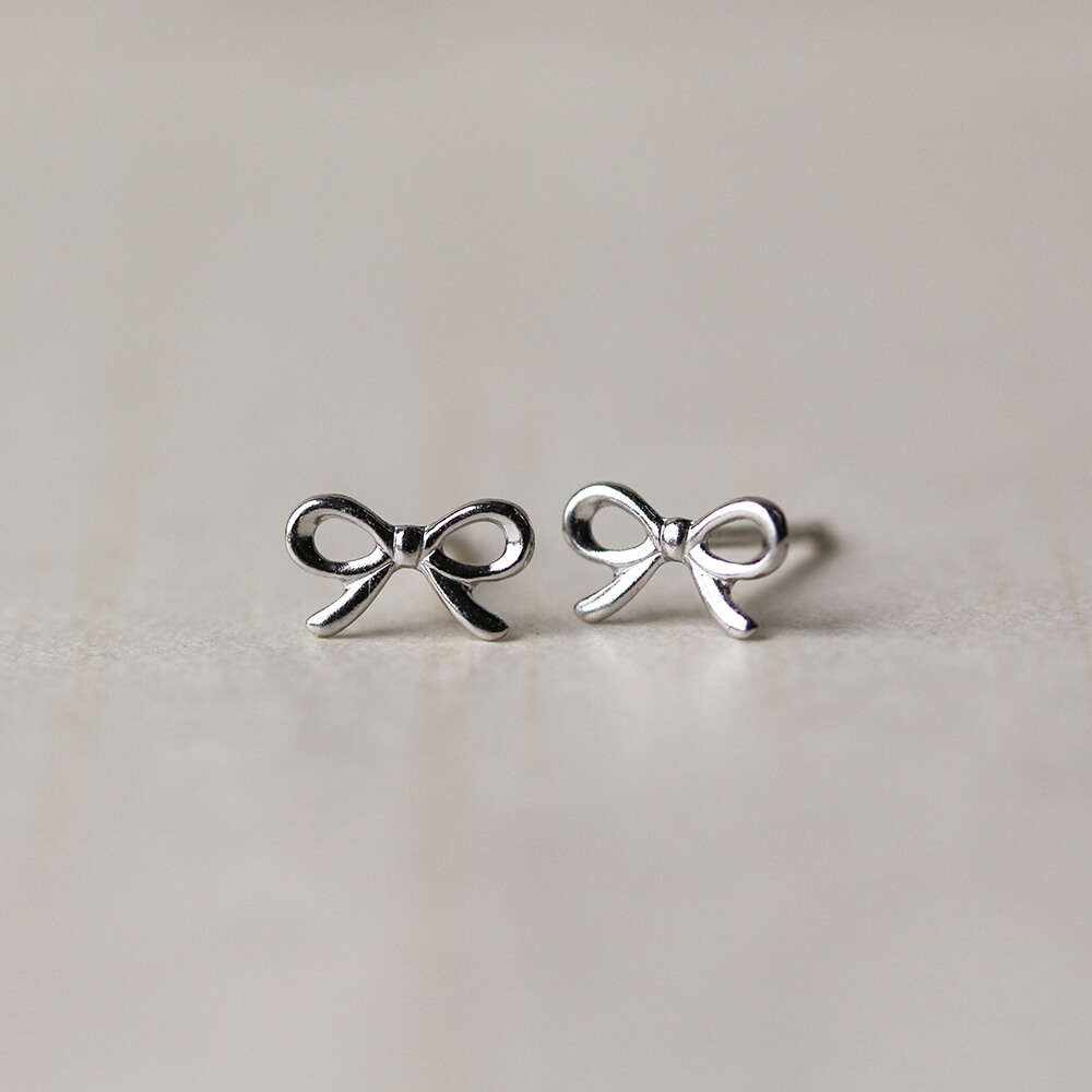 ホワイトゴールド リボン ピアス | K18WG 〈Web/ルミネ有楽町店限定〉