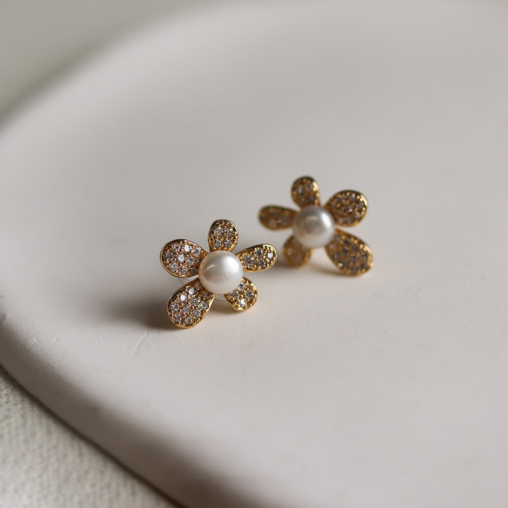 クリスタル / パール フラワー ピアス