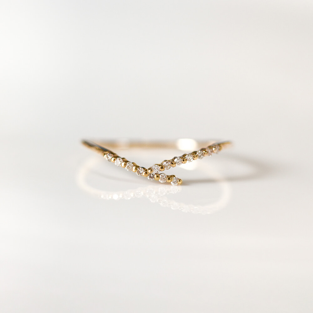 ダイヤモンド V リング | K10YG〈世界最小〉