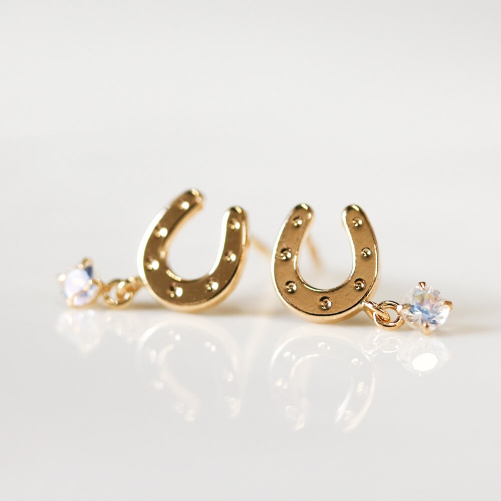 ロイヤルブルームーンストーン ホースシュー ピアス | K18〈誕生石〉