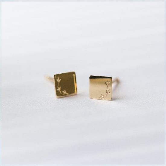 鳥の足跡 プレート ピアス | K10YG